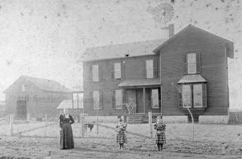 1895 abt Amelia, Edith, Mable Lantz Lantz Farm